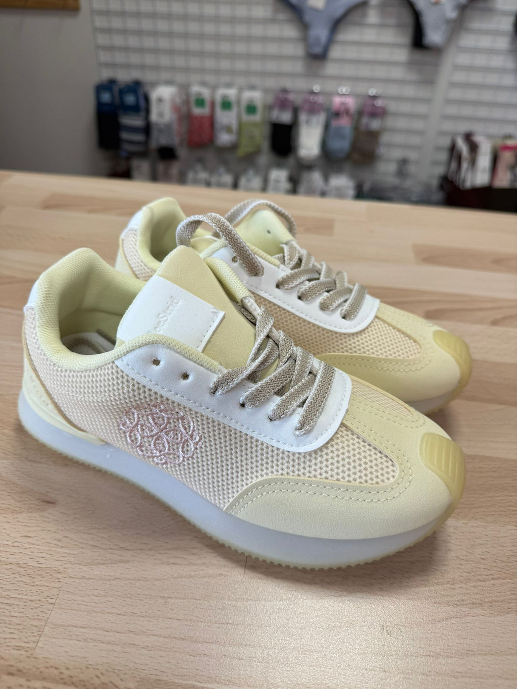 TENIS AMARILLOS  CON REDECILLAS