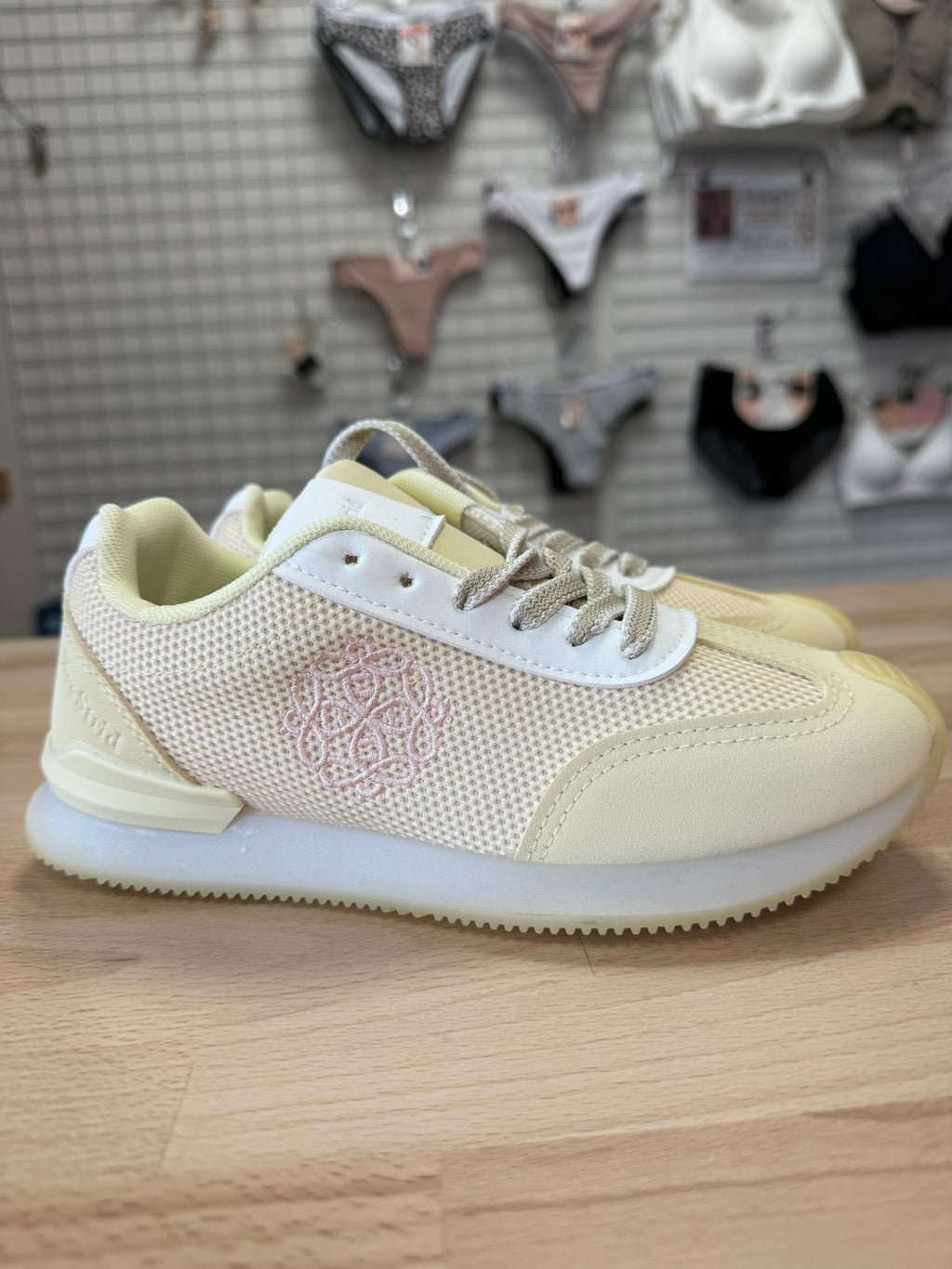 TENIS AMARILLOS  CON REDECILLAS