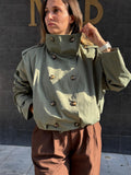 BOMBER GABARDINA FRUNCIDA CORTA ABOTONADA
