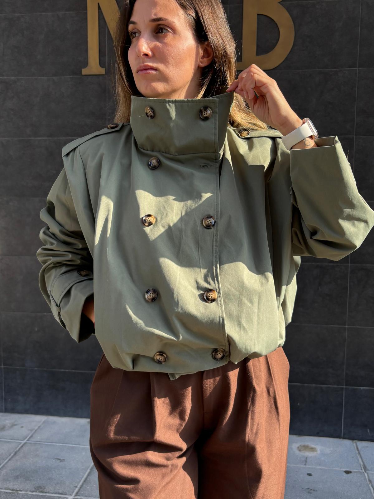 BOMBER GABARDINA FRUNCIDA CORTA ABOTONADA