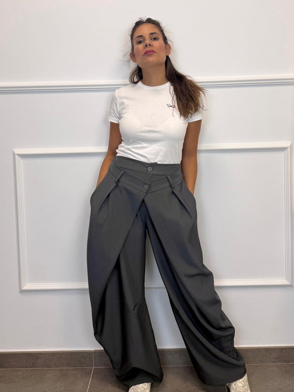 PANTALÓN ANCHO DOBLE BOTÓN ASIMETRICO