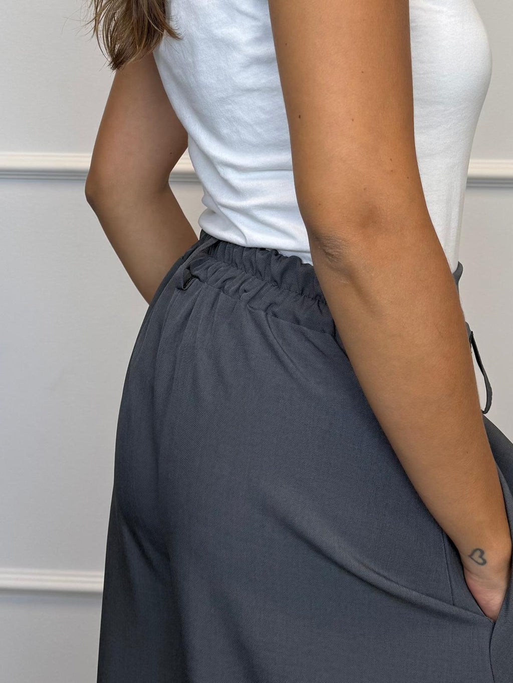 PANTALÓN ANCHO DOBLE BOTÓN ASIMETRICO
